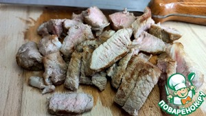 Стейк бургер с "битым" огурцом Стейк бургер с "битым" огурцом