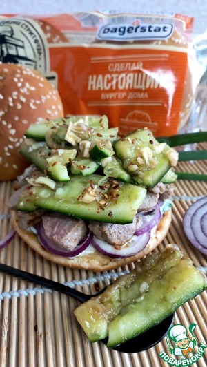 Стейк бургер с "битым" огурцом Стейк бургер с "битым" огурцом