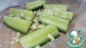 Стейк бургер с "битым" огурцом Стейк бургер с "битым" огурцом