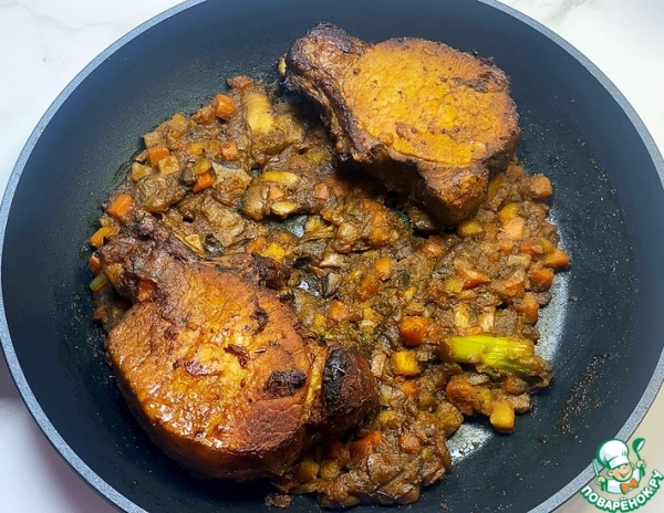 Свиные стейки на сковороде