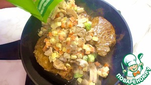 Свиные стейки на сковороде