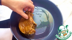 Свиные стейки на сковороде