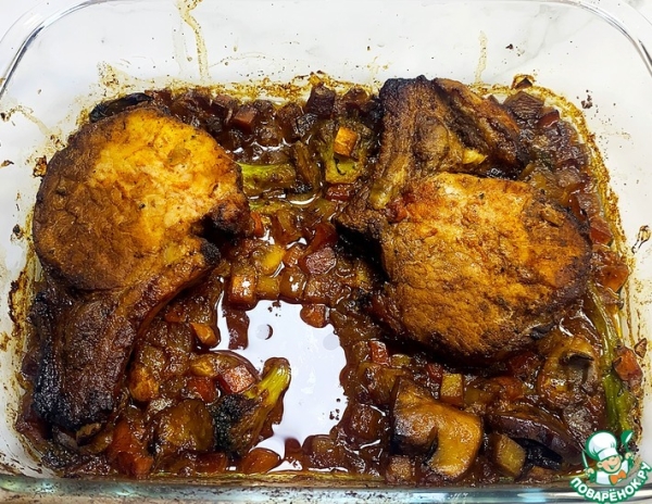 Запеченные свиные стейки с овощами