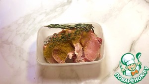 Запеченные свиные стейки с овощами