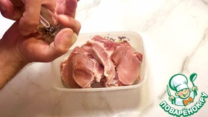 Запеченные свиные стейки с овощами