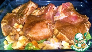 Запеченные свиные стейки с овощами