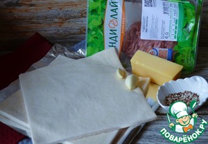 Слоёные палочки с фаршем и сыром