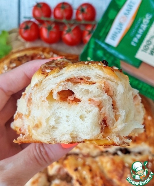 Дрожжевой пирог с сосисками и сыром