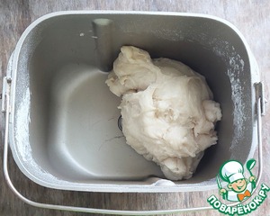 Дрожжевой пирог с сосисками и сыром