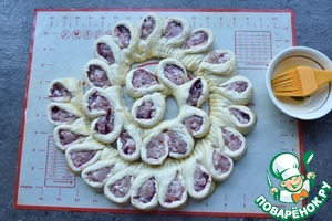 Колбасный венок с медово-горчичной глазурью Колбасный венок с медово-горчичной глазурью