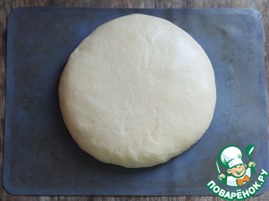 Дрожжевой пирог с сосисками и сыром