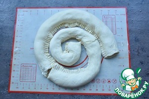 Колбасный венок с медово-горчичной глазурью Колбасный венок с медово-горчичной глазурью