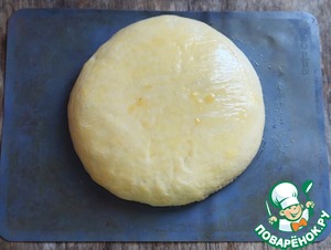 Дрожжевой пирог с сосисками и сыром