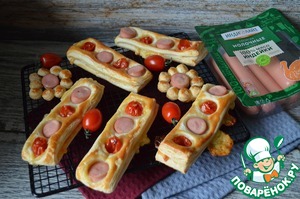 Слойки с сосисками и черри