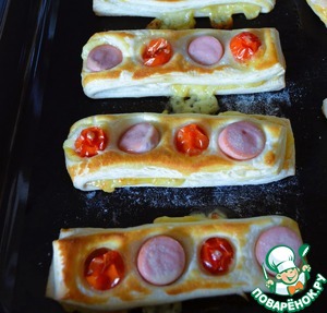 Слойки с сосисками и черри