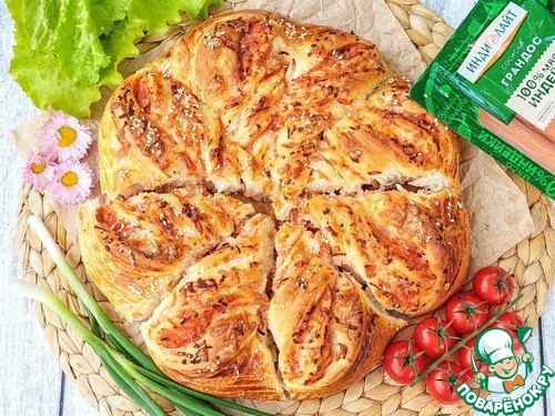 Дрожжевой пирог с сосисками и сыром