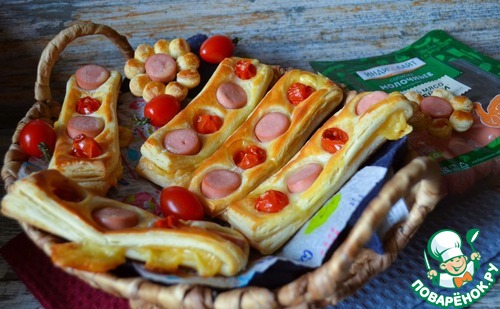 Слойки с сосисками и черри