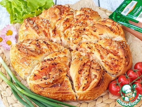 Дрожжевой пирог с сосисками и сыром