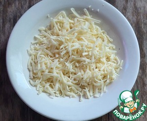 Дрожжевой пирог с сосисками и сыром