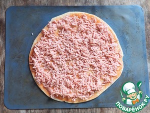 Дрожжевой пирог с сосисками и сыром