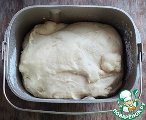 Дрожжевой пирог с сосисками и сыром