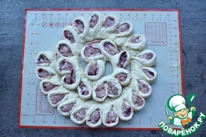 Колбасный венок с медово-горчичной глазурью Колбасный венок с медово-горчичной глазурью