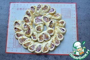 Колбасный венок с медово-горчичной глазурью Колбасный венок с медово-горчичной глазурью