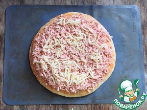 Дрожжевой пирог с сосисками и сыром