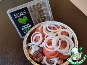 Баранина запеченая с луком и томатом