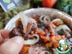 Баранина запеченая с луком и томатом