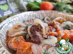 Баранина запеченая с луком и томатом
