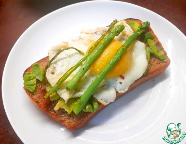 Брускетта из ржаного хлеба с авокадо и яйцом