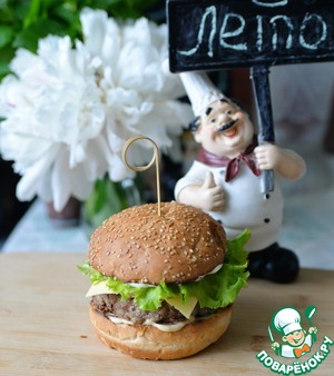 Бургер с индейкой и карамелизированным луком