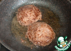 Бургер с индейкой и карамелизированным луком