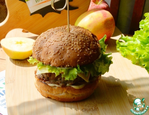Бургер с индейкой и карамелизированным луком