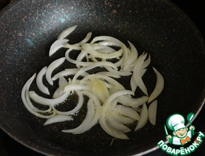 Бургер с индейкой и карамелизированным луком