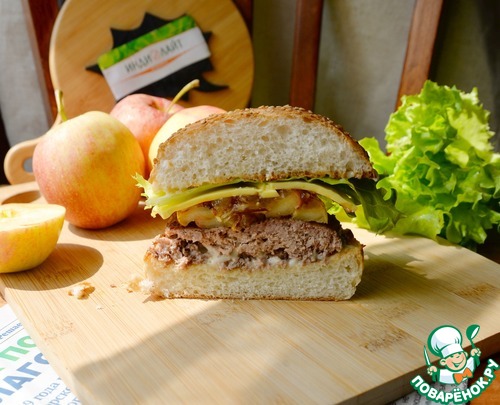 Бургер с индейкой и карамелизированным луком
