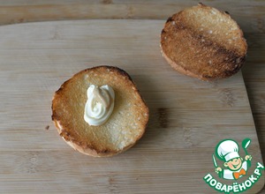 Бургер с индейкой и карамелизированным луком