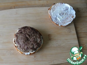 Бургер с индейкой и карамелизированным луком