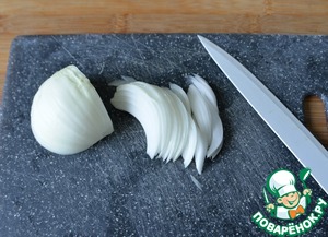 Бургер с индейкой и карамелизированным луком