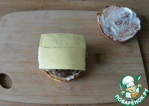 Бургер с индейкой и карамелизированным луком