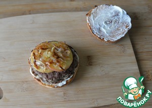 Бургер с индейкой и карамелизированным луком