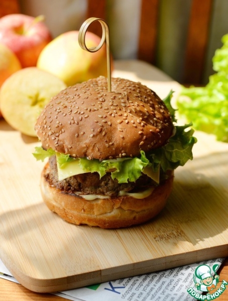 Бургер с индейкой и карамелизированным луком