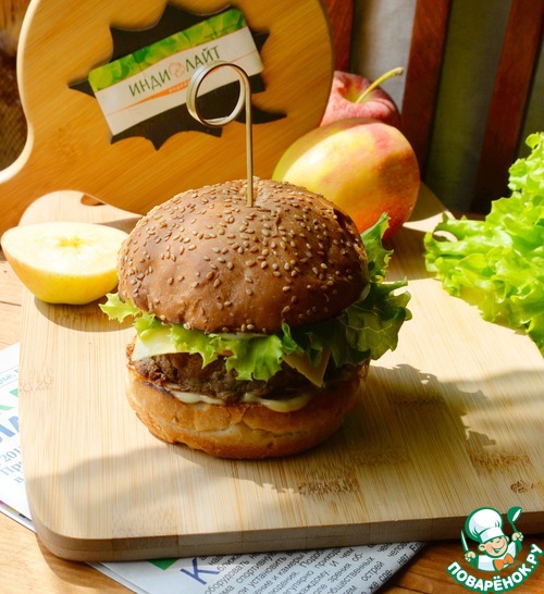 Бургер с индейкой и карамелизированным луком
