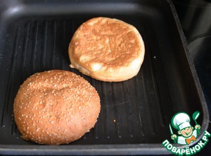 Бургер с индейкой и карамелизированным луком