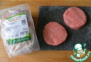 Бургер с индейкой и карамелизированным луком