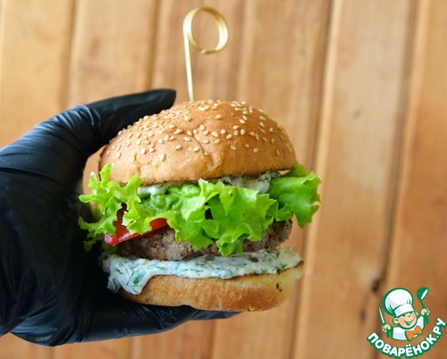 Бургер с индейкой и творожным соусом