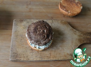 Бургер с индейкой и творожным соусом