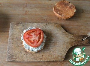 Бургер с индейкой и творожным соусом