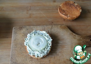 Бургер с индейкой и творожным соусом